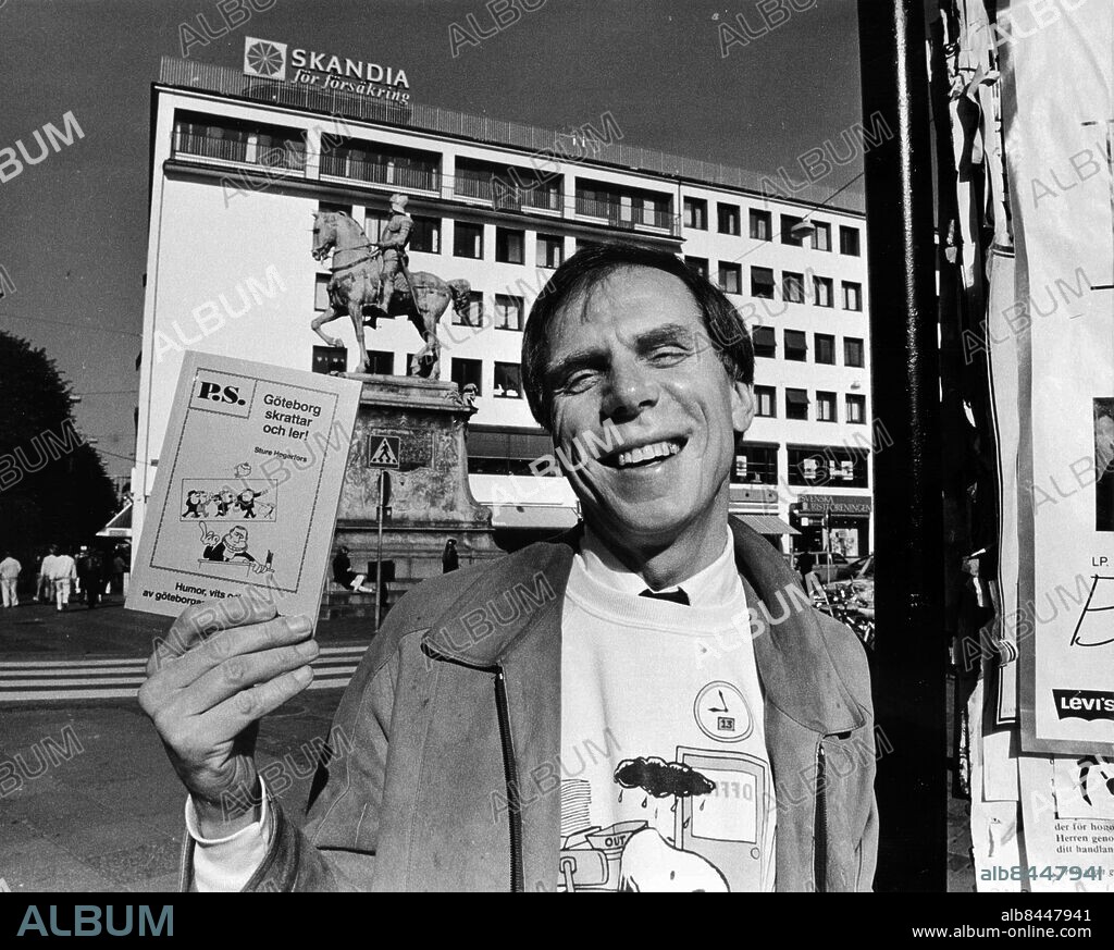 GÖTEBORG 1987-10-01. Sture Hegerfors - tecknare - 15 år med PS-rutan i GP. *** Local Caption *** GP Foto: Anders Hofgren / Kamerareportage / TT / Kod: 2524.