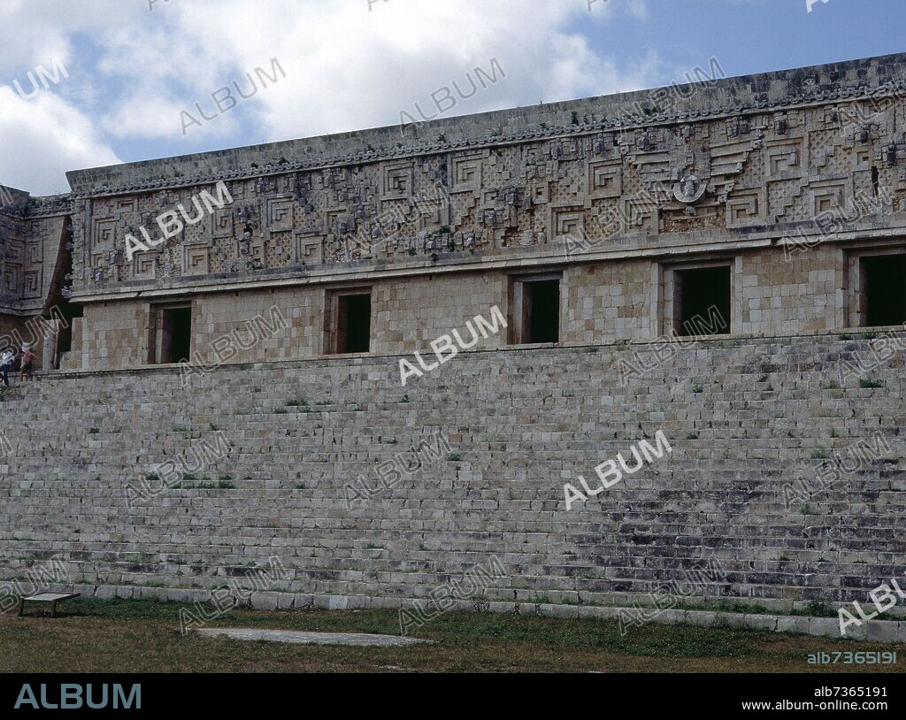 PALACIO DEL GOBERNADOR-FACHADA ESTE Y ESCALERA-CULTURA MAYA.