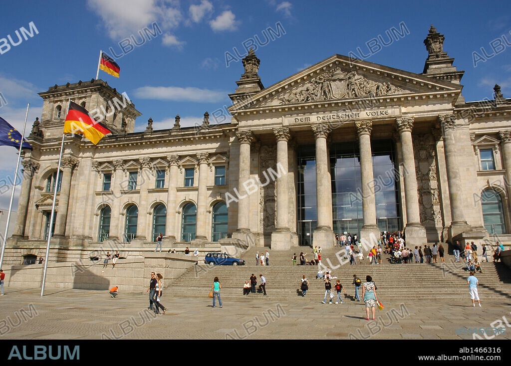 PARLAMENTO ALEMAN. Ubicado en el edificio del REICHSTAG. Construído entre 1884 y 1894 (S. XIX) por el arquitecto alemán Paul Wallot y reconstruído por Norman Foster entre 1992 y 1999. S. XX. Berlín. Alemania.