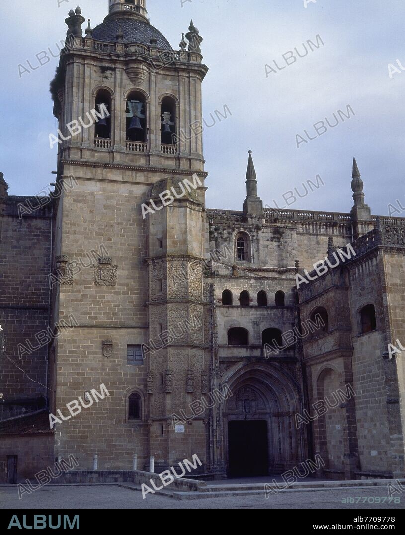 1506) MARTIN SOLORZANO (S. XV –?. FACHADA NORTE DE LA CATEDRAL DE CORIA CON PORTADA TARDOGOTICA DEL SIGLO XVI Y TORRE DEL SIGLO XVIII DISEÑADA POR MANUEL LARA CHURRIGUERA.