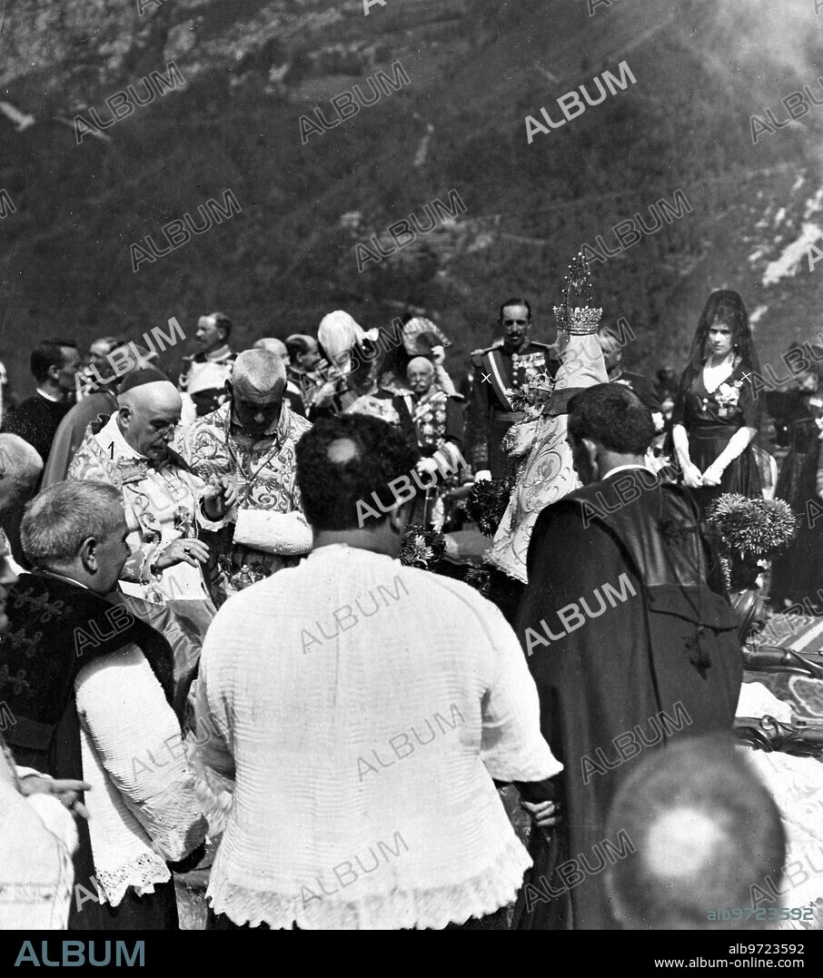 7 septiembre 1918. Xii centenario de la batalla de Covadonga. Solemne coronación de la Milagrosa imagen de la Virgen de Covadonga por su eminencia el cardenal Primado (1), en presencia de sus Majestades (X).
