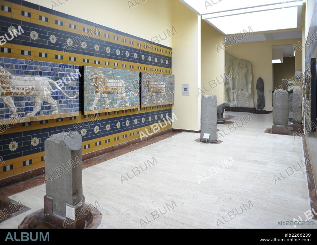 ARTE MESOPOTAMICO. PERIODO NEO-BABILONICO. VIA PROCESION con el FRISO DE LOS LEONES. Reconstrucción en cerámica vidriada del original procedente de Babilonia (siglo VI a. C.). Construido durante el reinado de Nabucodonosor II (605-562 aC). Museo Arqueológico. Estambul. Turquía.