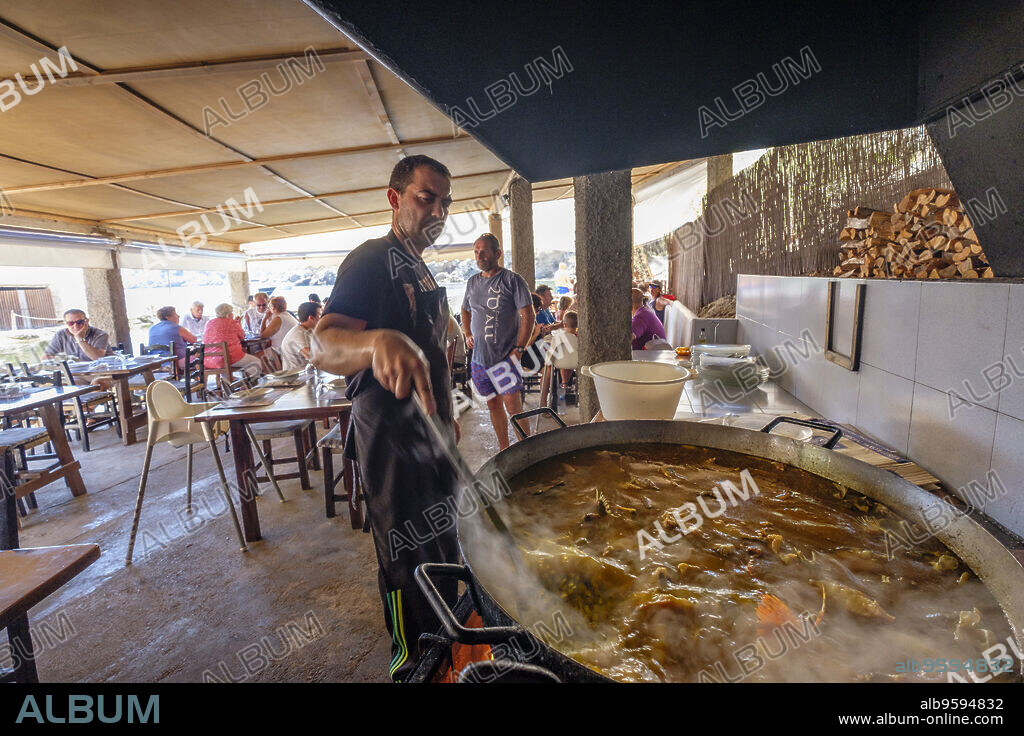 Bullit de peix, cocinado al fuego de leña, restaurante El Bigotes, Cala Mastella, Sant Carles, Municipio Santa Eulària des Riu, Ibiza, balearic islands, Spain.