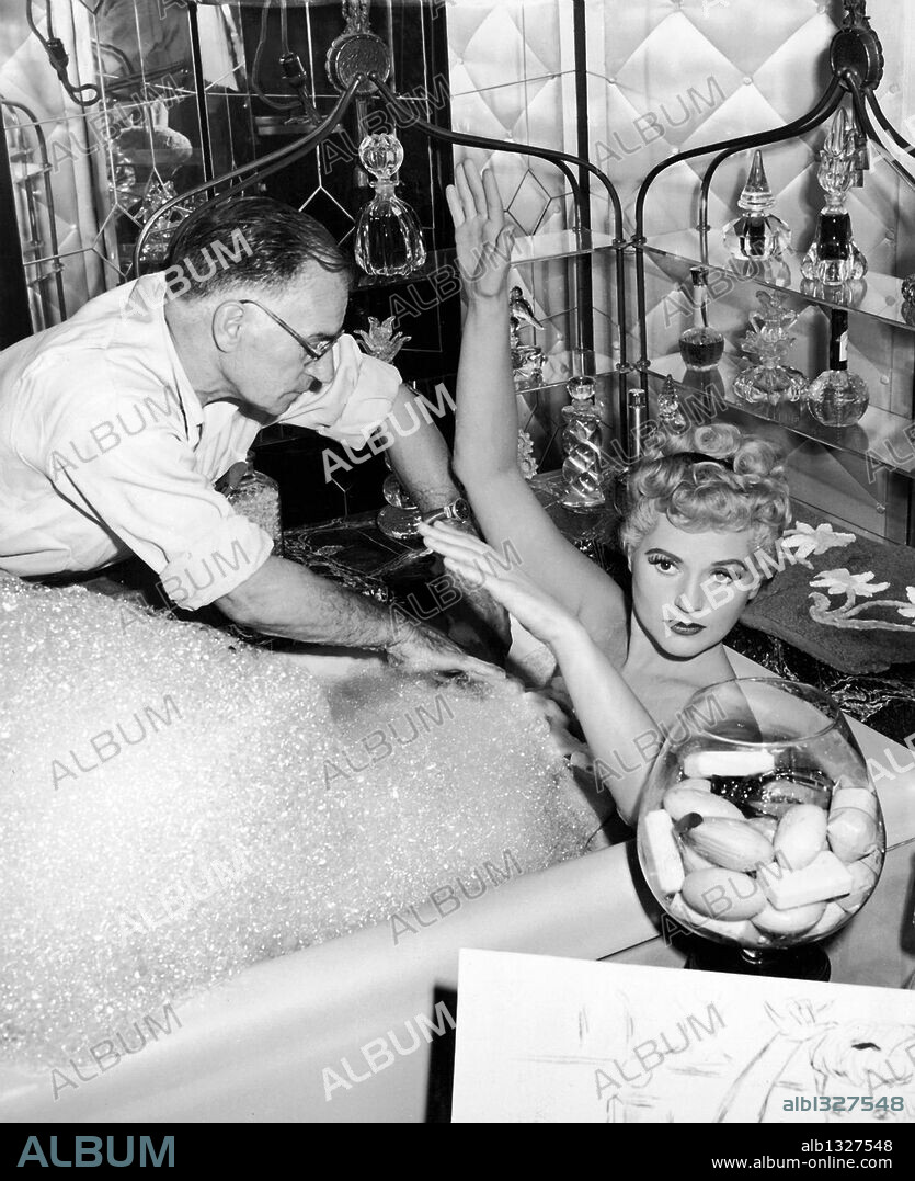 JUDY HOLLIDAY en NACIDA AYER, 1950 (BORN YESTERDAY), dirigida por GEORGE CUKOR. Copyright COLUMBIA PICTURES.