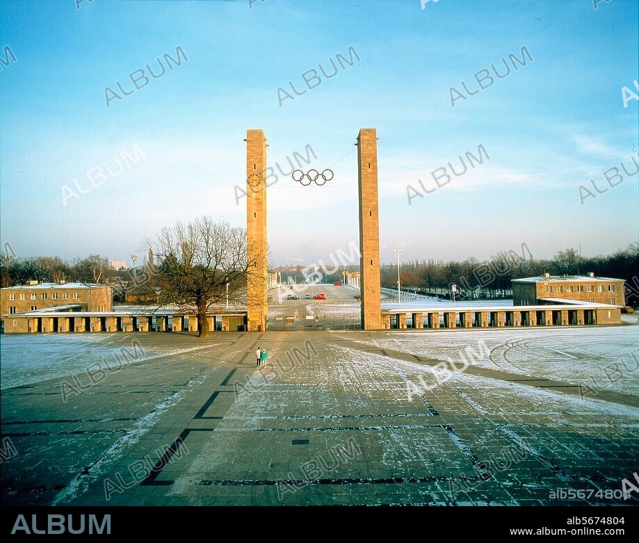 Berlin-Charlottenburg, Olympiastadion und Reichssportfeld (1934-36 für die Olympischen Spiele 1936 erbaut; Planung Werner March). Blick vom Olympiastadion nach Osten auf das Olympische Tor und den Olympischen Platz. Foto, März 1993 (Dieter E. Hoppe).