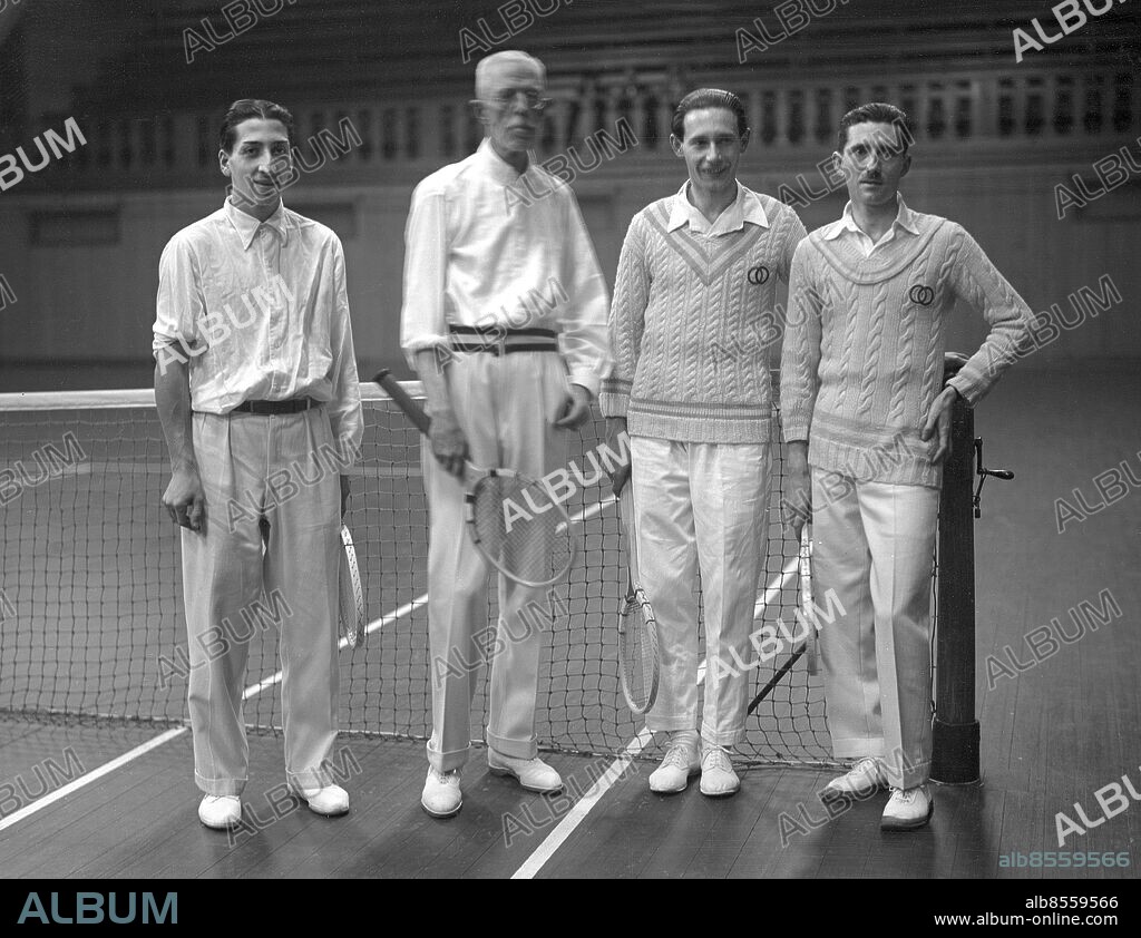 STOCKHOLM 1926. Davis Cup-tennis i Kungliga tennishallen i Stockholm. Tre franska tennislegender tillsammans med kung Gustaf V. Från vänster René Lacoste, kungen, Jean Borotra och Jacques Brugnon. Frankrike besegrade Sverige med 5-0.. Foto: Bertil Norberg / TT / Kod: 1060.