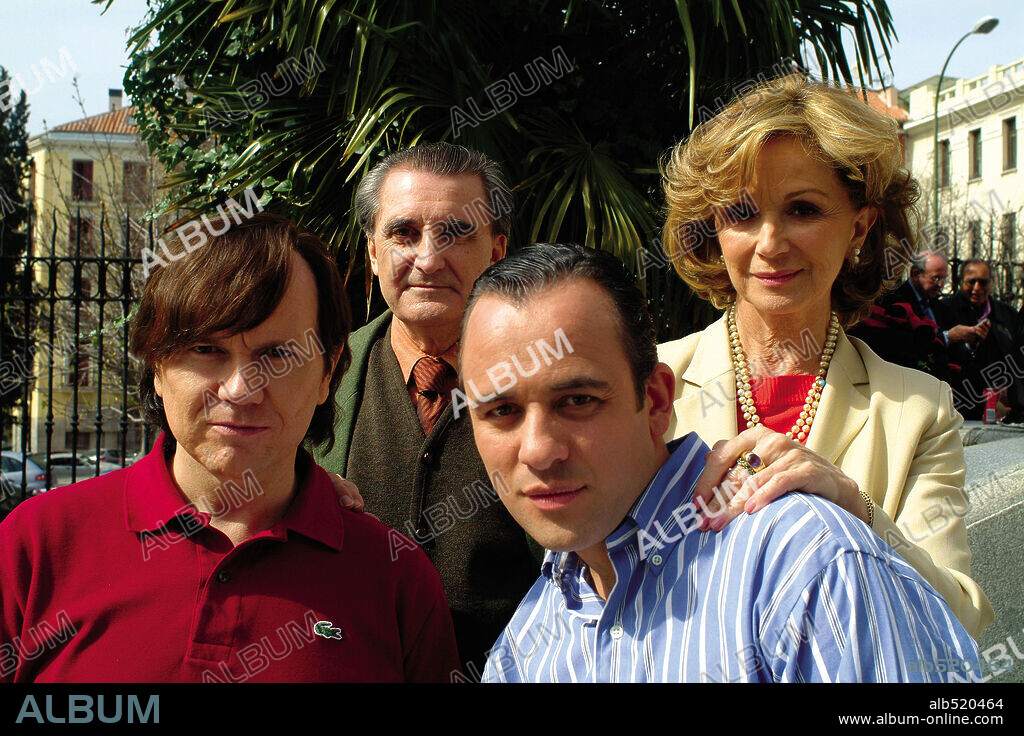 CARMEN DE LA MAZA, GERARDO MALLA, JAVIER GUTIERREZ y SANTIAGO SEGURA en EL ASOMBROSO MUNDO DE BORJAMARI Y POCHOLO, 2004, dirigida por ENRIQUE LOPEZ LAVIGNE. Copyright AMIGUETES ENTERTAINMENT S.L./ESTUDIOS PICCASO.