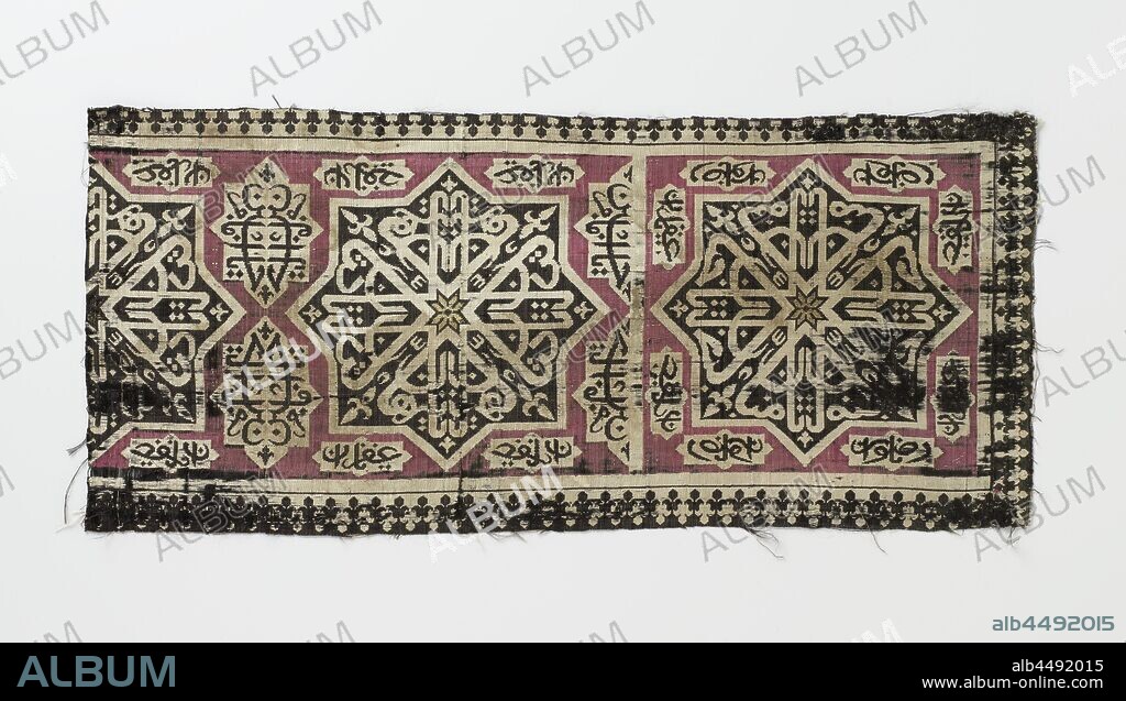 Fragment of samite with star patterns and Kufic script, Fragment of a silk fabric with black warp threads and white, black, red and yellow wefts that together form an edge ornament consisting of black-and-white outlined adjacent 16-angles on red ground with an ornament of star-shaped kuffic characters and a yellow star as heart decoration. Small white areas along the sides of the 16 corners with black characters. A white and black border decoration encloses the red fields., anonymous, Persia, 1600 - 1799, silk, samite, h 53.5 cm × w 23.1 cm.