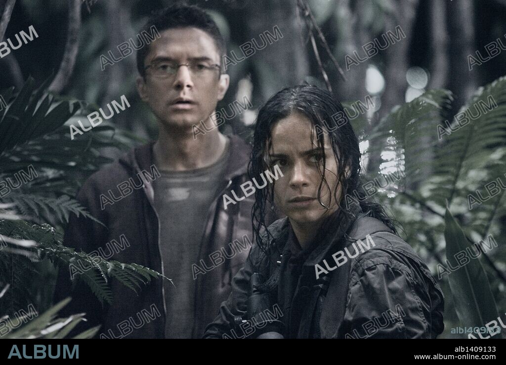 ALICE BRAGA and TOPHER GRACE in PREDATORS, 2010, directed by NIMROD ANTAL. Copyright 20TH CENTURY FOX/TROUBLEMAKER STUDIOS/DAVIS ENTERTAINEMT / TORRES, RICO.