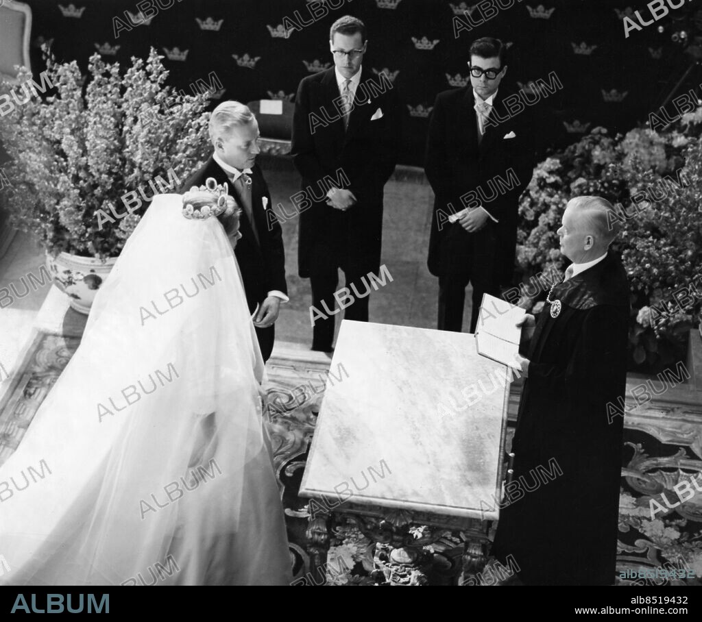 STOCKHOLM 19610525.. Prinsessan Birgitta och prins Johann Georg av Hohenzollern-Sigmaringen, känd som Hansi, gifter sig i Rikssalen. Den borgerliga vigseln förrättas av borgmästare Yngve Kristensson. I bakgrunden ses parets bröllopsvittnen, t.v. hertig Alexander av Württemberg och t.h. greve Bertil Bernadotte af Wisborg.. Foto: Reportagebild / TT / Kod: 37770.