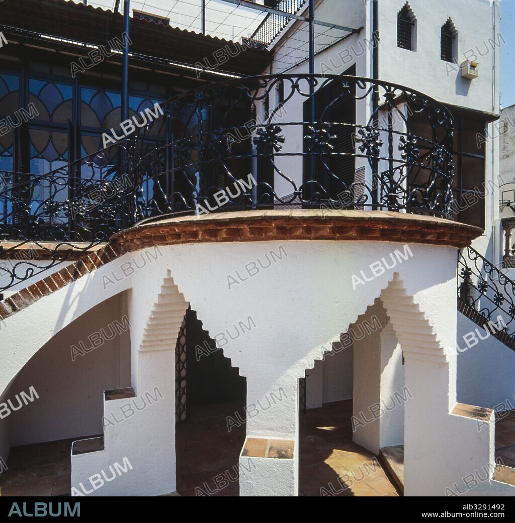 JOSEP PUIG I CADAFALCH. Casa Coll i Regàs, 1898. Detalle de la  parte posterior de la casa. Galería cubierta, terraza y escaleras de acceso al jardín. Arcos escalonados en la parte inferior. Mataró.
