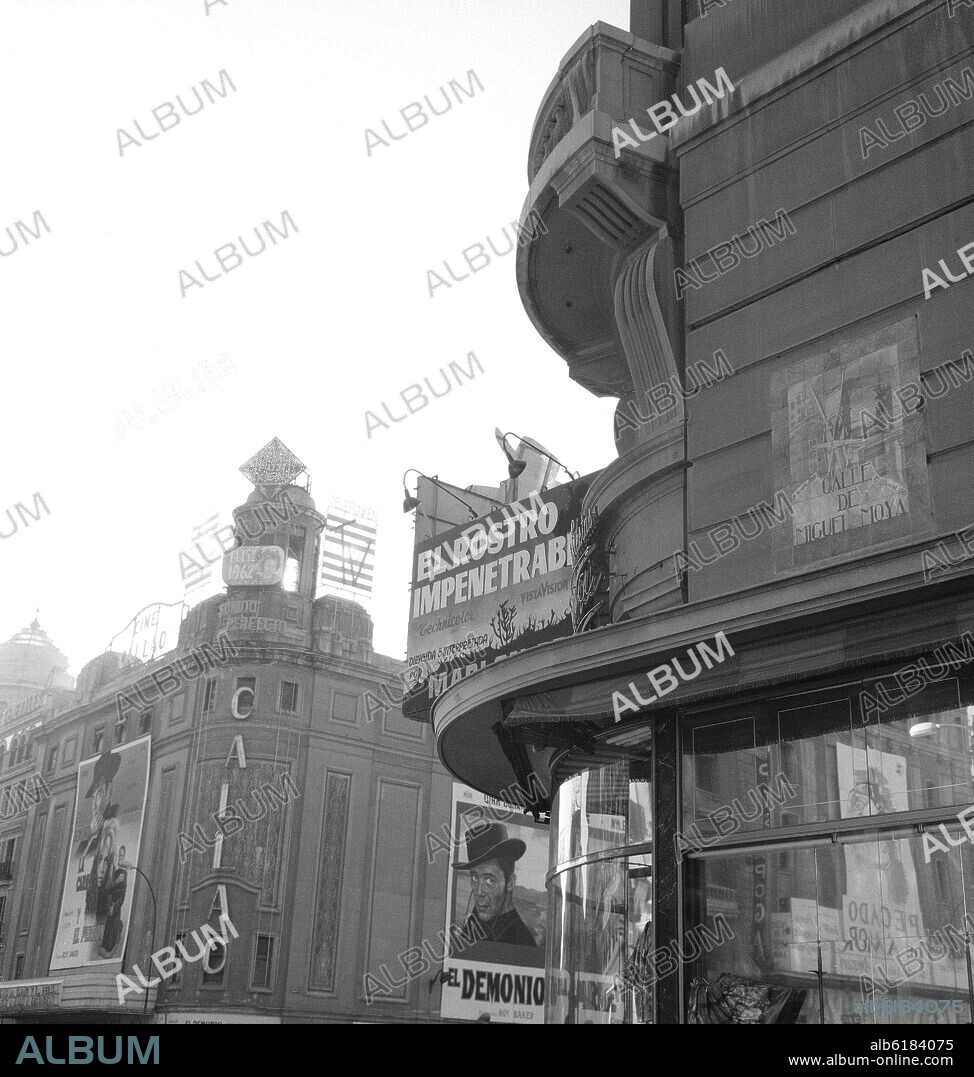 FOTOGRAFIA EN BLANCO Y NEGRO DE LOS AÑOS 60 DE LOS CINES CALLAO EDIFICIO ART DECO CON REMINISCENCIAS MODERNISTAS CONSTRUIDO EN 1927.