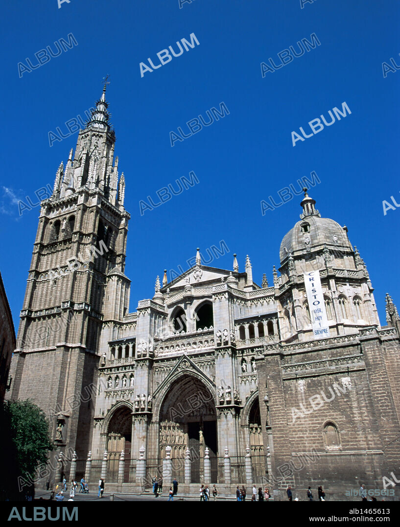 CASTILLA-LA MANCHA. TOLEDO. Vista de la CATEDRAL, de estilo gótico francés, iniciada en 1226. La torre, obra de Rodrigo Alonso y Alvar Gómez, está fechada entre 1380 y 1440. España.