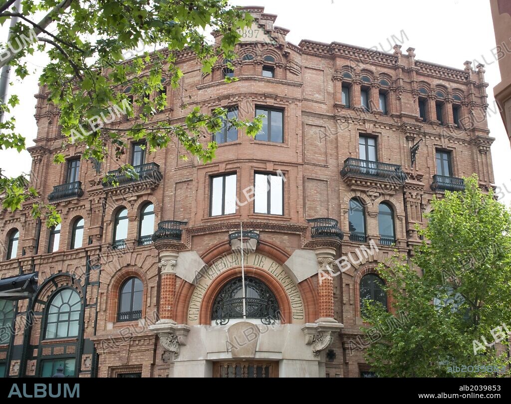 PERE FALQUÉS I URPÍ. Edificio Hidroeléctrica de Cataluña. Avenida de Vilanova, 12. Barcelona. El ladrillo, el hierro y el vidrio son utilizados como elementos de construcción.