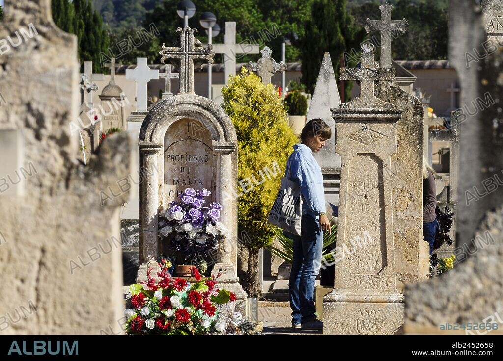 cementerio de llucmajor,Conmemoracion de los Fieles Difuntos, popularmente llamada Dia de Muertos o Dia de Difuntos, Mallorca, islas baleares, Spain.