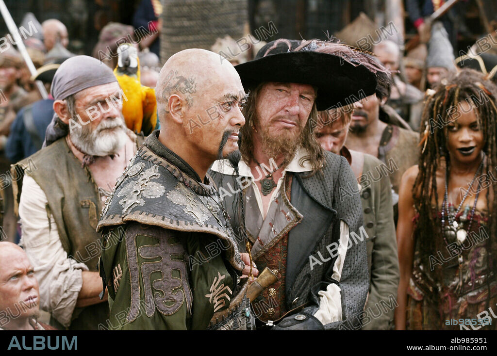 CHOW YUN-FAT, GEOFFREY RUSH and NAOMIE HARRIS in PIRATES OF THE CARIBBEAN: AT WORLDS END, 2007, directed by GORE VERBINSKI. Copyright WALT DISNEY PICTURES / MOUNTAIN, PETER.