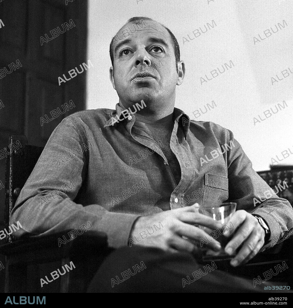 El poeta español Jaime Gil de Biedma que perteneció a la Generación del 50. Fotografía tomada en Barcelona en el año 1970.