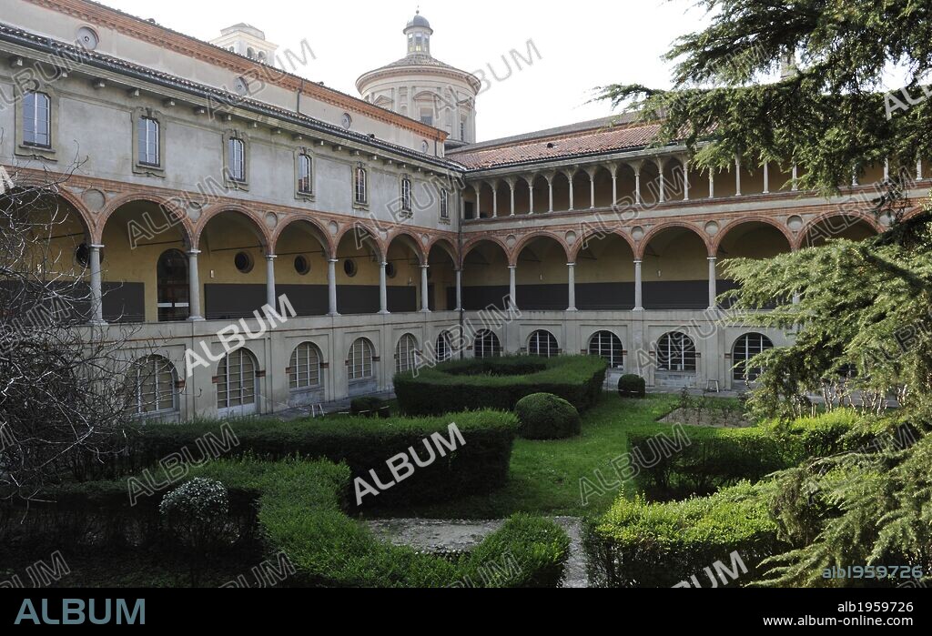 MUSEO NACIONAL DE LA CIENCIA Y TECNOLOGIA LEONARDO DA VINCI. Ubicado en el antiguo Monasterio de San Vittore al Corpo. Vista del claustro. Milán. Italia.