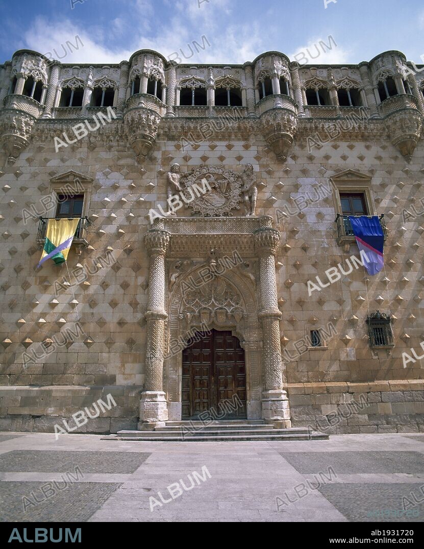 ARTE GOTICO-MUDEJAR. ESPAÑA. GUAS, Juan (m. Toledo, 1496). Arquitecto y escultor español de origen bretón. FACHADA DEL PALACIO DEL INFANTADO (año 1483), edificio que reúne formas góticas y renacentistas con decoración mudéjar. GUADALAJARA. Castilla-La Mancha.