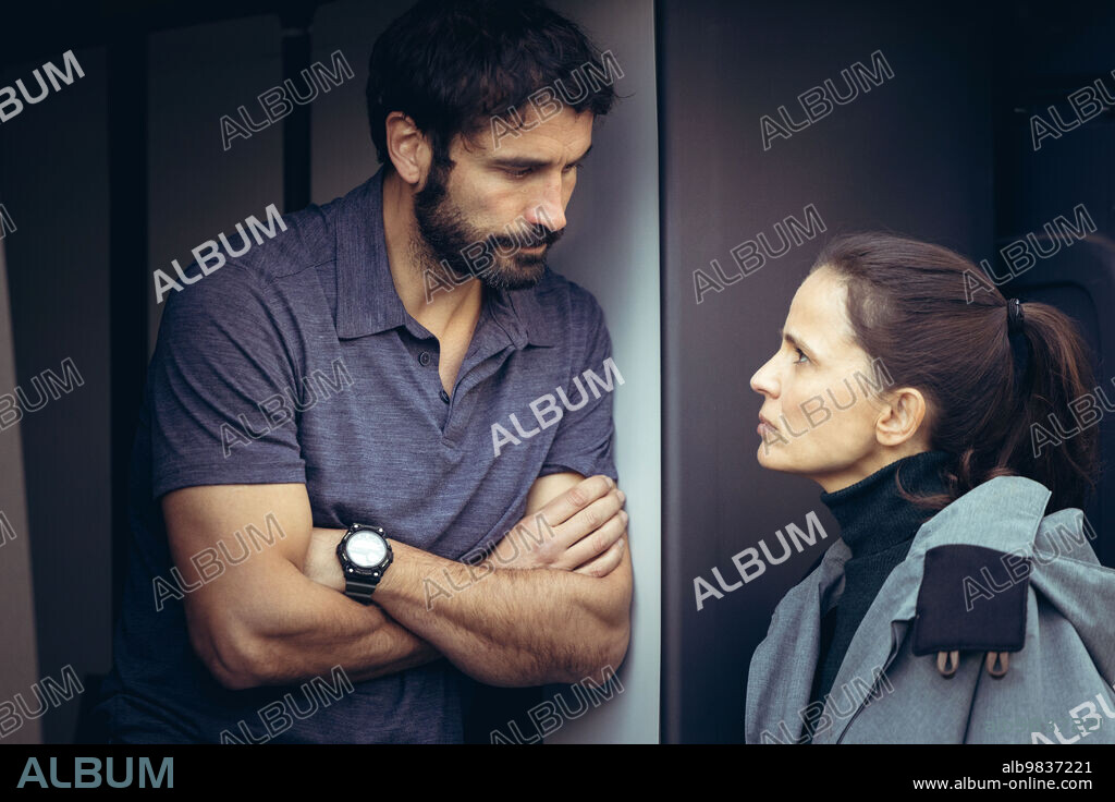 ALEX GARCIA y ELENA ANAYA en FATUM, 2023, dirigida por JUAN GALIÑANES. Copyright Vaca Films / Amazon Prime Video.