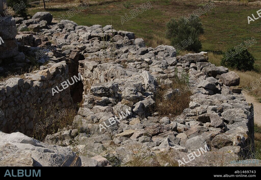 ARTE MICENICO. GRECIA. TIRINTO. Ciudad micénica que empezó a poblarse en el periodo Proto-Heládico, durante el tercer milenio a. C. Entre los años 1400 y 1200 a. C. se erigieron las murallas que alcanzaron un grosor de 7 y 10 metros. Vista parcial de la MURALLA CICLOPEA. Peloponeso.