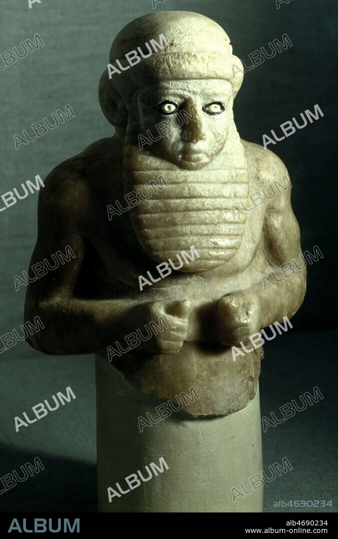 Buste de roi pretre en albatre provenant d'Uruk a l'epoque de Djemdet Nasr, a la fin du 4eme millenaire av JC. Musee de Bagdad. Credit : Coll. Bouquignaud./KHARBINE-TAPABOR.