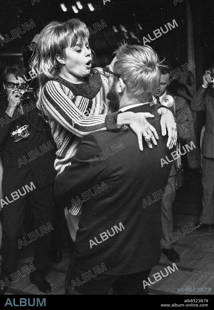 STOCKHOLM 1967-10-09. Regissören Vilgot Sjöman och skådespelerskan Lena Nyman på dansgolvet efter premiärvisningen av "Jag är nyfiken - en film i gult" i samband med Guldbaggegalan på Operaterrassen i Stockholm 9:e oktober 1967.. Foto: Fredrik Nyberg / EXP / TT / Kod: 34. **AFTONBLADET OUT**.