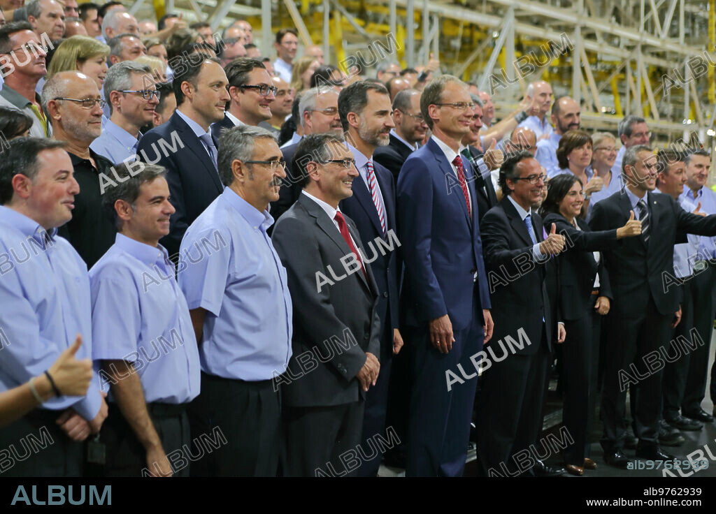 Zaragoza September 12, 2014 HM King Felipe VI visits the General Motors Spain plant on the occasion of the beginning of serial production of the Opel Mokka in Spain photo Fabián Simòn archdc.