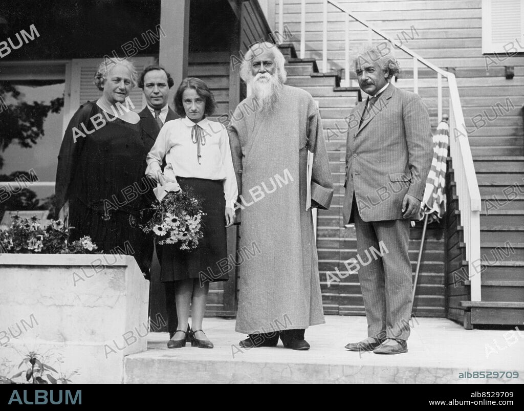 Orig. bildtext... TAGORE BEI EINSTEIN Der berühmte indische Dichter Rabindranath Tagore, der gegenwärtig in Berlin weilt, hat Professor Albert Einstein in seiner Villa in Oaputh bei Berlin einen Besuch abgestattet, wo sich die beiden Gelehrten längere Zeit angeregt unterhielten. B.z. links Rabindranath Tagore, rechts Professor Albert Einstein in Berlin. Anm. CD138 R. Tagore, 1861-1941, indisk författare, nobelpristagare i litteratur 1913 A. Einstein, 1879-1955, tysk-schweizisk-amerikansk fysiker, förgrundsgestalt inom 1900-talets fysik, nobelpriset i fysik 1921 Trappor Skägg Se även XAA524, BAT781 persons: Albert Einstein ;Rabindranath Tagore sites: BERLIN ;INDIEN* ;TYSKLAND.