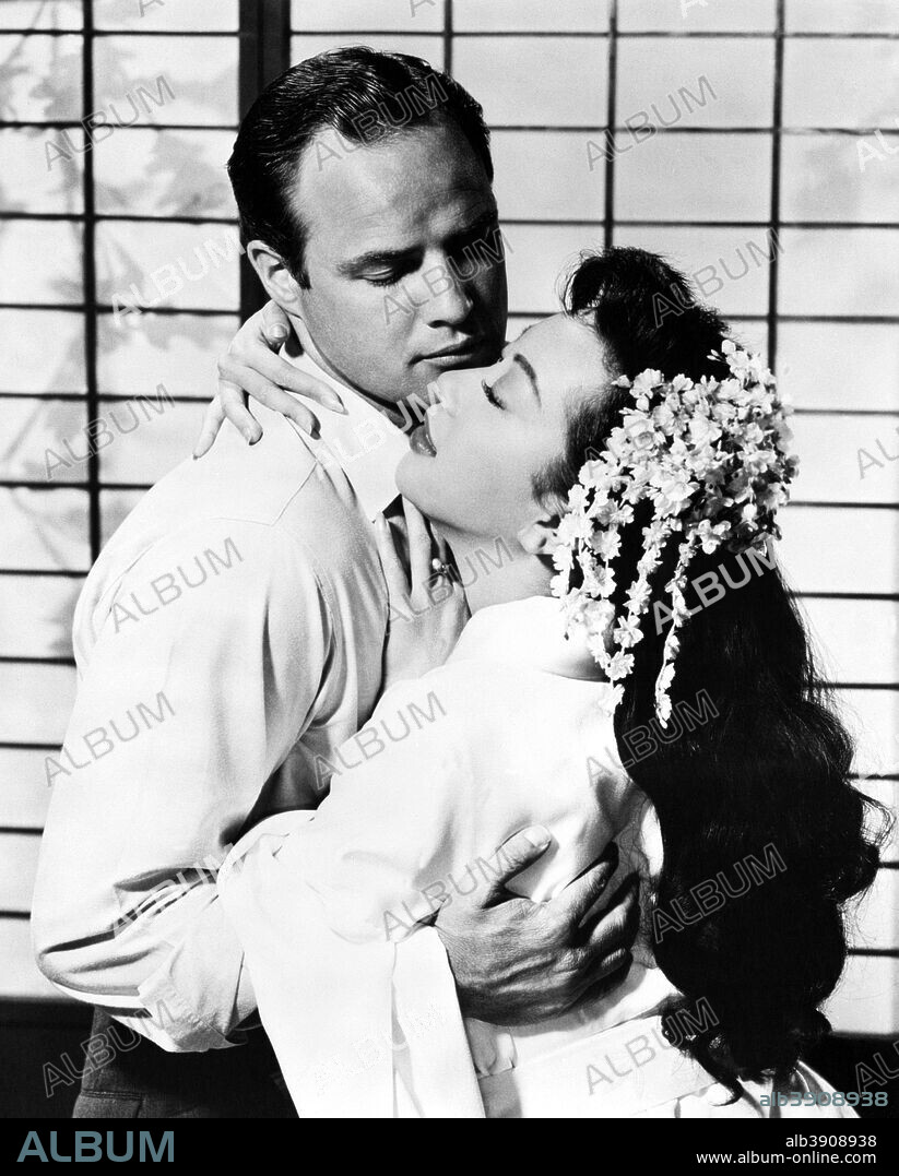 MARLON BRANDO and MIIKO TAKA in SAYONARA, 1957, directed by JOSHUA LOGAN. Copyright WARNER BROTHERS.
