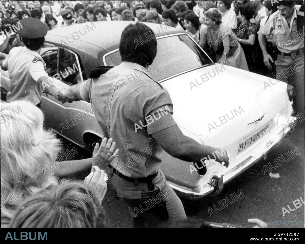 August 24, 1983. Lolita Flores' wedding with Guillermo Furiase. In the image, the exit from the church.
