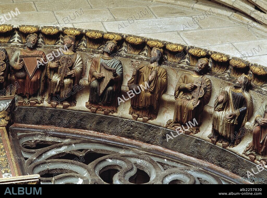 ORENSE. CATEDRAL. PORTICO DEL PARAISO. ARQUIVOLTA CON LAS FIGURAS DE ANGELES MUSICOS. MUSICA.