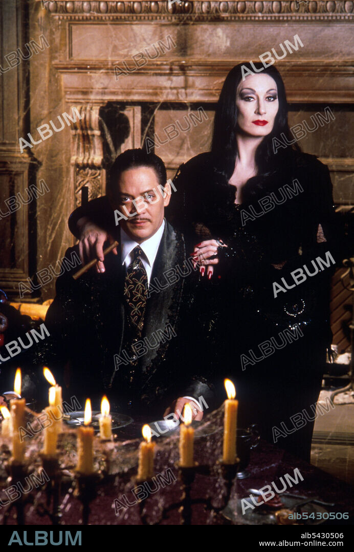 ANJELICA HUSTON und RAUL JULIA in THE ADDAMS FAMILY, 1991, unter der Regie von BARRY SONNENFELD. Copyright COLUMBIA PICTURES.