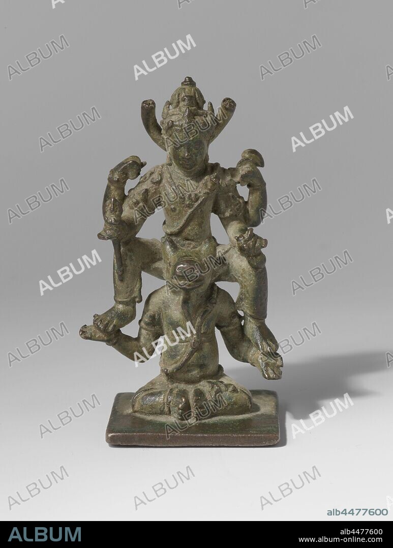 Shiva and Ganesha Siwa sitting on the shoulders of his mount, Bronze sculpture depicting Siwa sitting on the shoulders of his mount, the bull, represented as a seated man with a bovine head., anonymous, Midden-Java, 850 - 900, bronze (metal), h 7.5 cm × w 4.4 cm × d 3.9 cm × w 121 gr.