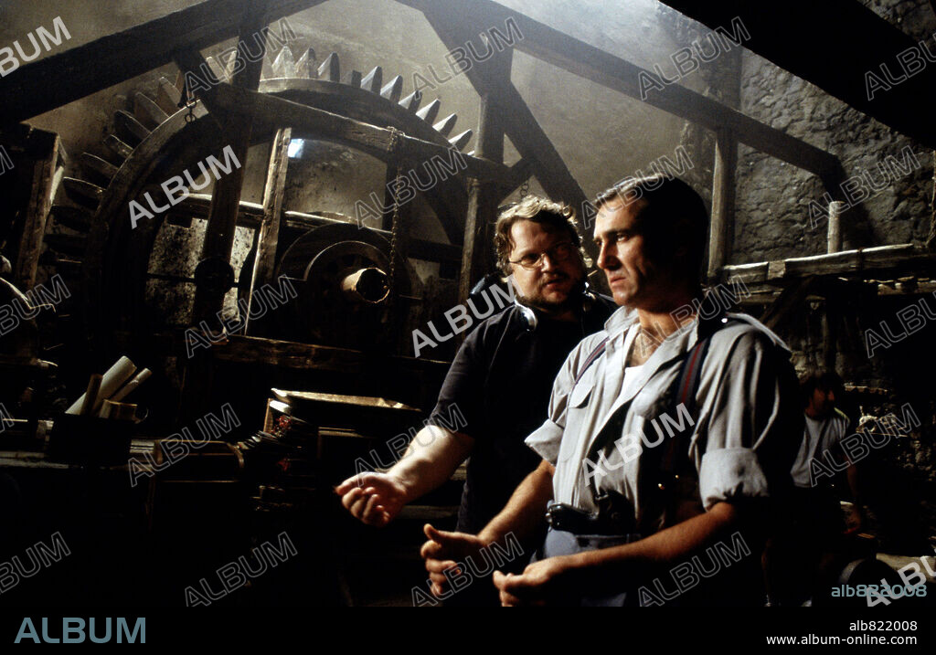 GUILLERMO DEL TORO y SERGI LOPEZ en EL LABERINTO DEL FAUNO, 2006, dirigida por GUILLERMO DEL TORO. Copyright WARNER BROS.