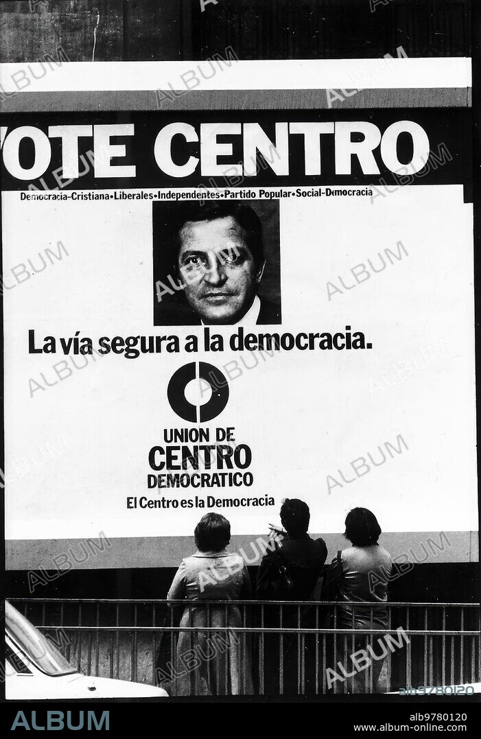 Junio 1977. Cartel electoral de UCD, con la imagen de su lider, Adolfo Suárez.