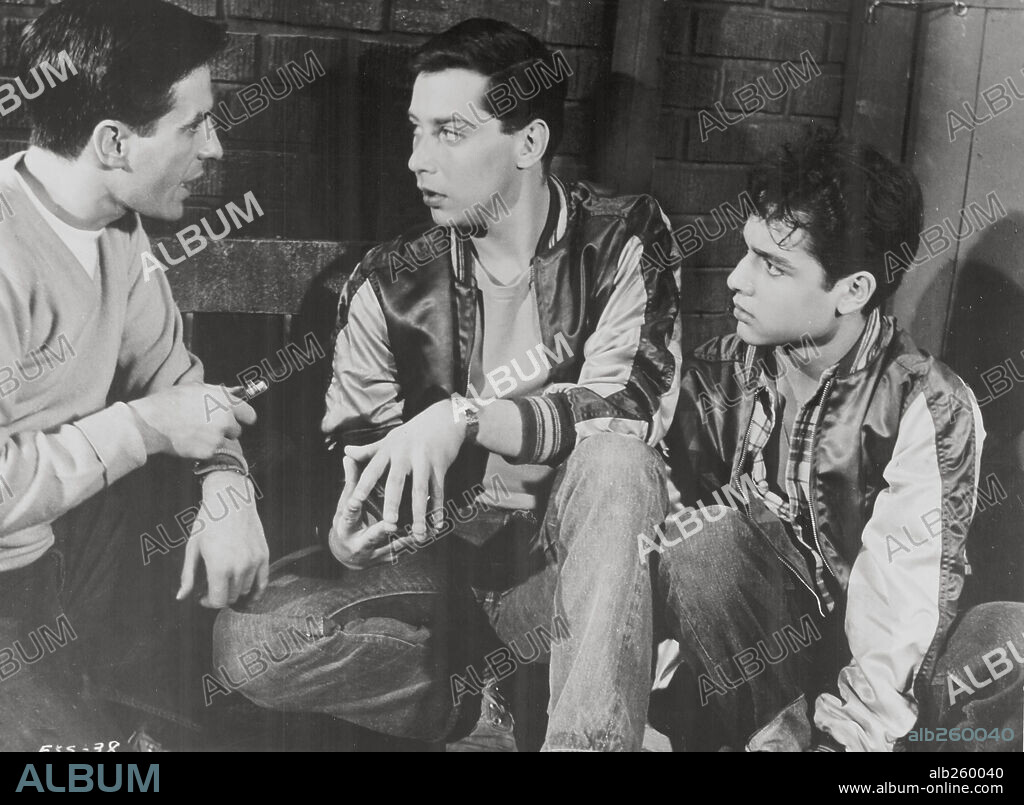 JOHN CASSAVETES, MARK RYDELL y SAL MINEO en CRIMEN EN LAS CALLES, 1956 (CRIME IN THE STREETS), dirigida por DON SIEGEL. Copyright ALLIED ARTISTS.