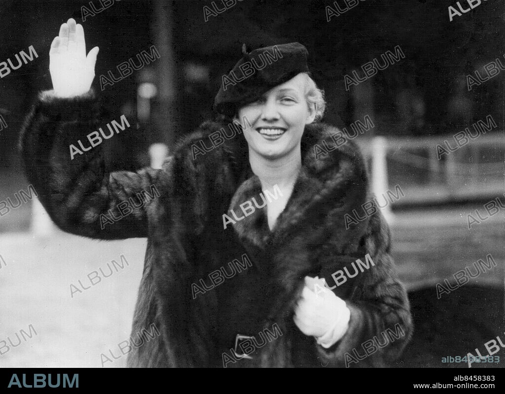 Orig. bildtext... CHARLIE CHAPLIN'S LEADING LADY ARRIVES IN ENGLAND. 18.11.33. Miss Virginia Cherrill, who played the blind flower girl in City Lights with Charlie Chaplin, photographed on her arrival in Plymouth today from Hollywood. She landed from the s.s. Champlain. Anm. V Cherrill, 1908-1996, amerikansk skådespelerska. Basker Filmstjärnor Handskar Mössor Resenärer Vinka CD631 persons: VIRGINIA CHERRILL sites: USA*;PLYMOUTH;STORBRITANNIEN.