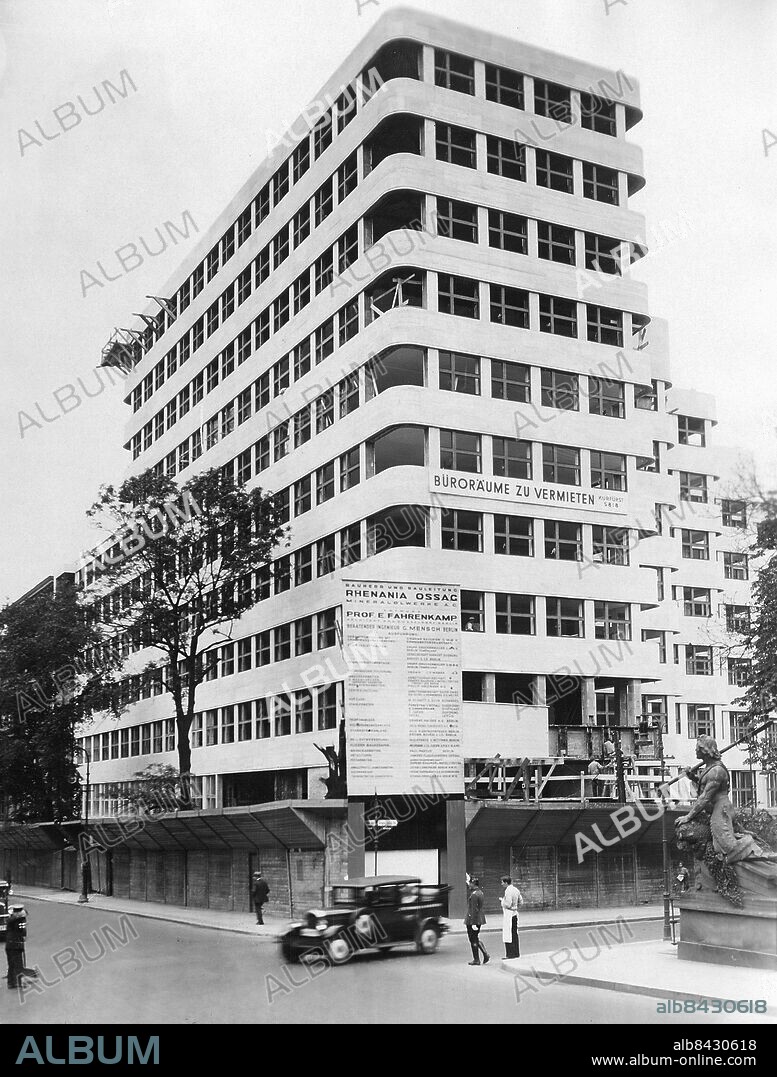 TYSKLAND BERLIN omkring 1930. Orig. bildtext... EIN NEUES WAHRZEICHEN BERLINS. Das neue Rhenania-Ossag-Gebäude in der Königin-Augusta-Strasse, das seiner Vollendung entgegengeht. Foto: Atlantic Photo-Gesellschaft / AB Text & Bilder / SVT / Kod: 5600 Mapp: Funktionalismen Tyskland 2637 C2 Shell-Haus ritades av arkitekt Emil Fahrenkamp och uppfördes 1930-1932 för företaget Rhenania-Ossag- Mineralölwerke, sedermera Shell Fasader Exteriör sites: TYSKLAND;BERLIN PhotoDate:193?-??-??.