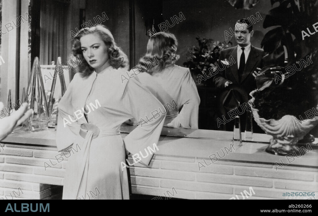 AUDREY TOTTER y ROBERT MONTGOMERY en LA DAMA DEL LAGO, 1947 (LADY IN THE LAKE), dirigida por ROBERT MONTGOMERY. Copyright M.G.M.