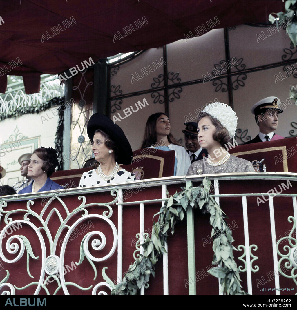 SOFIA DE GRECIA. REINA DE ESPAÑA. JUNTO A CARMEN POLO DE FRANCO , PRESECIANDO UN DESFILE DE LA VICTORIA , EN MADRID.