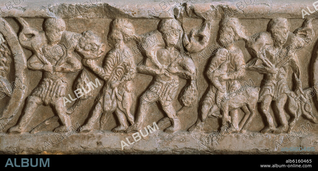 OFERENTES - RELIEVE DE UNA PILA ARABE DE MARMOL DEL SIGLO XI.