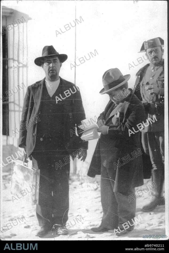 1933. The editor of Abc of Seville Mr. Gómez Bajuelo, the first journalist to arrive at the scene of the events, speaking with the municipal mayor of Casas Viejas (approximate date).