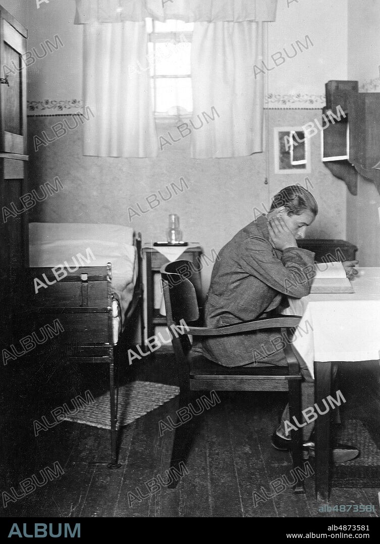 GERMANY BERLIN around 1930. Orig. caption ... NEW SAMPLE CELLS IN EXAMINATION PRISON. Taking into account the peculiarity of the remand prison, new living cells have been created instead of the previous normal cells, which do not have a particularly depressing effect on the purely outwardly innocent detainee under suspicion. Our pictures show new sample cells of the Moabite Detention Prison in Berlin, which should generally be introduced for the examination prisons. Living and sleeping cell of a prisoner of inquiry with the same furnishing objects in a room, which are located in the separate rooms, living and sleeping cell. Photo: Presse-Photo / AB Text & Bilder / SVT / Code: 5600 Folder: German prisons 2460b Cells Curtains Investigation prison Prison before trial Pending sites: BERLIN; GERMANY PhotoDate: 193? - ?? - ??.