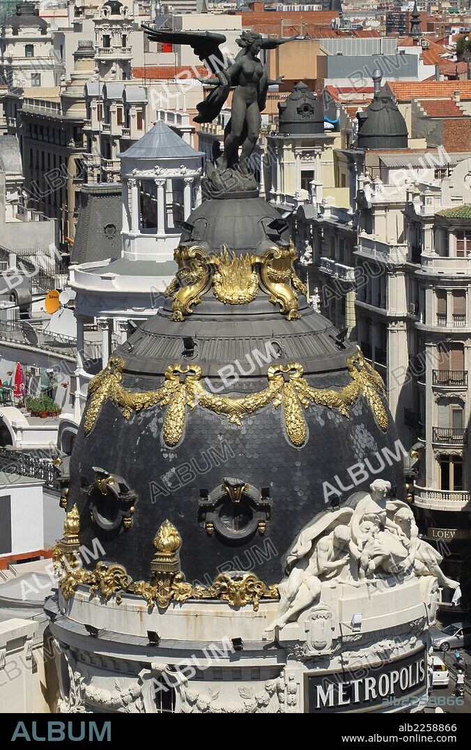 MADRID. EDIFICIO METROPOLIS. CUPULA DE PIZARRA CON INCRUSTACIONES DORADAS QUE CORONA EL EDIFICIO REMATADA POR LA FIGURA DE LA VICTORIA ALADA. LA ASEGURADORA METROPOLIS COMPRO EL EDIFICIO AL FENIX EN 1975.
