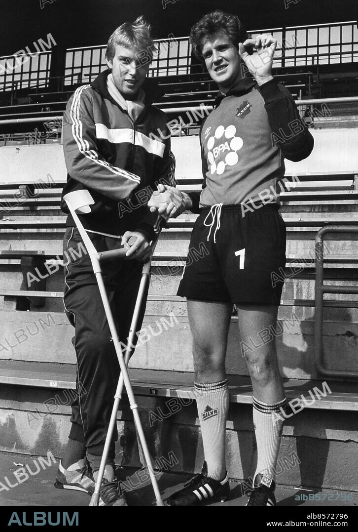 STOCKHOLM 19820424. Nyopererade Bernt Ljung gratulerar nye AIK-målvakten Anders Wickström sedan denne hållit nollan i sin allsvenska debut. AIK vann över Öster med 1-0 i den allsvenska premären.. Foto: Leif Engberg/ DN / SCANPIX / Kod: 15 ** SVD OUT **.