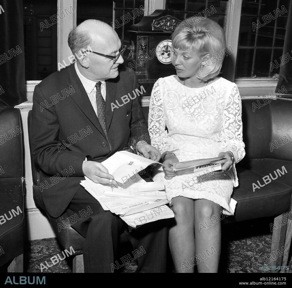MAJBRITT MORRISON WITH BEN PARKIN IN LONDON / ;. 22 JULY 1964.