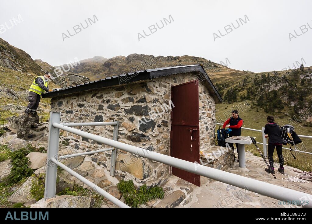 refugio cabaña de Pomero, Artiga de Lin, valle de Aran, cordillera de los Pirineos, lleida, Catalunya,  Spain, europe.