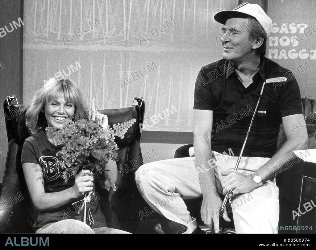 Arkivbild 80. Hagge Geigert presenterar en Britt Ekland med ny look.. Foto: Olle Lindeborg / PRB *** Local Caption *** . KAMERAREPORTAGE.