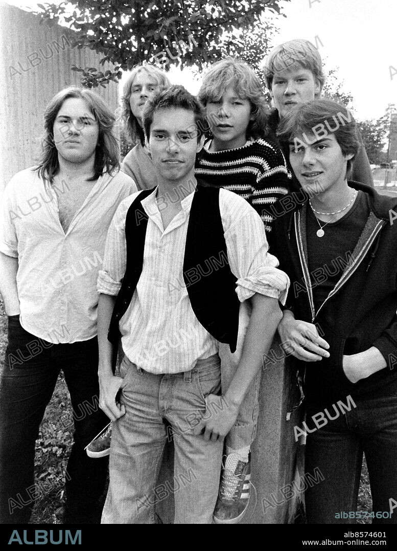 STOCKHOLM 1978-09-08. Thorsten Flinck i förgrunden och hans bror Richard Flinck (t.h) med övriga bandmedlemmarna i bandet som ännu inte fått något namn. Fr.v. Karl Leppänen, Peter Brandhild, John Svensson och Staffan Eriksson, förbereder sig för Rockkabarén "Rockvindar" i Huvudsta, norr om Stockholm 8:e september 1978.